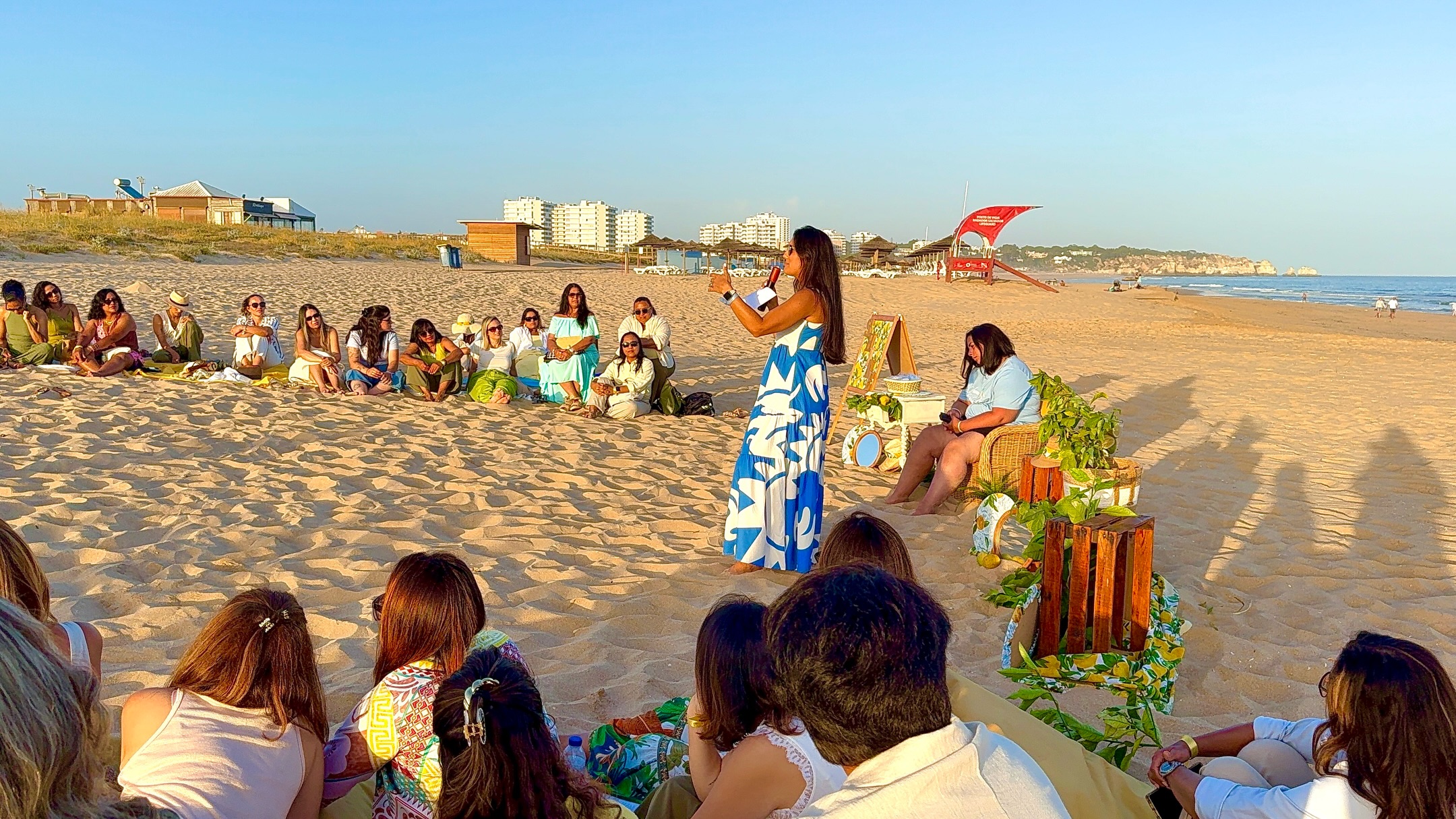 Mulheres em comunhão no Sunset Shine de Portimão