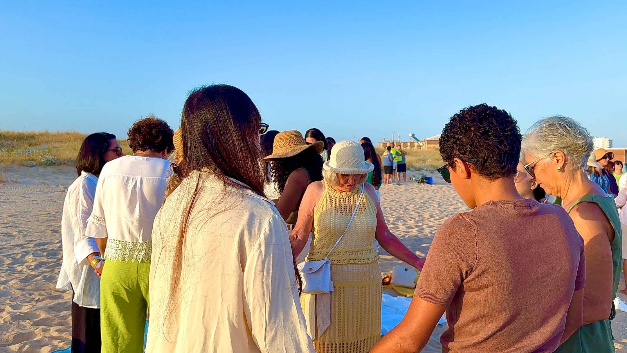Mulheres em comunhão no Sunset Shine de Portimão