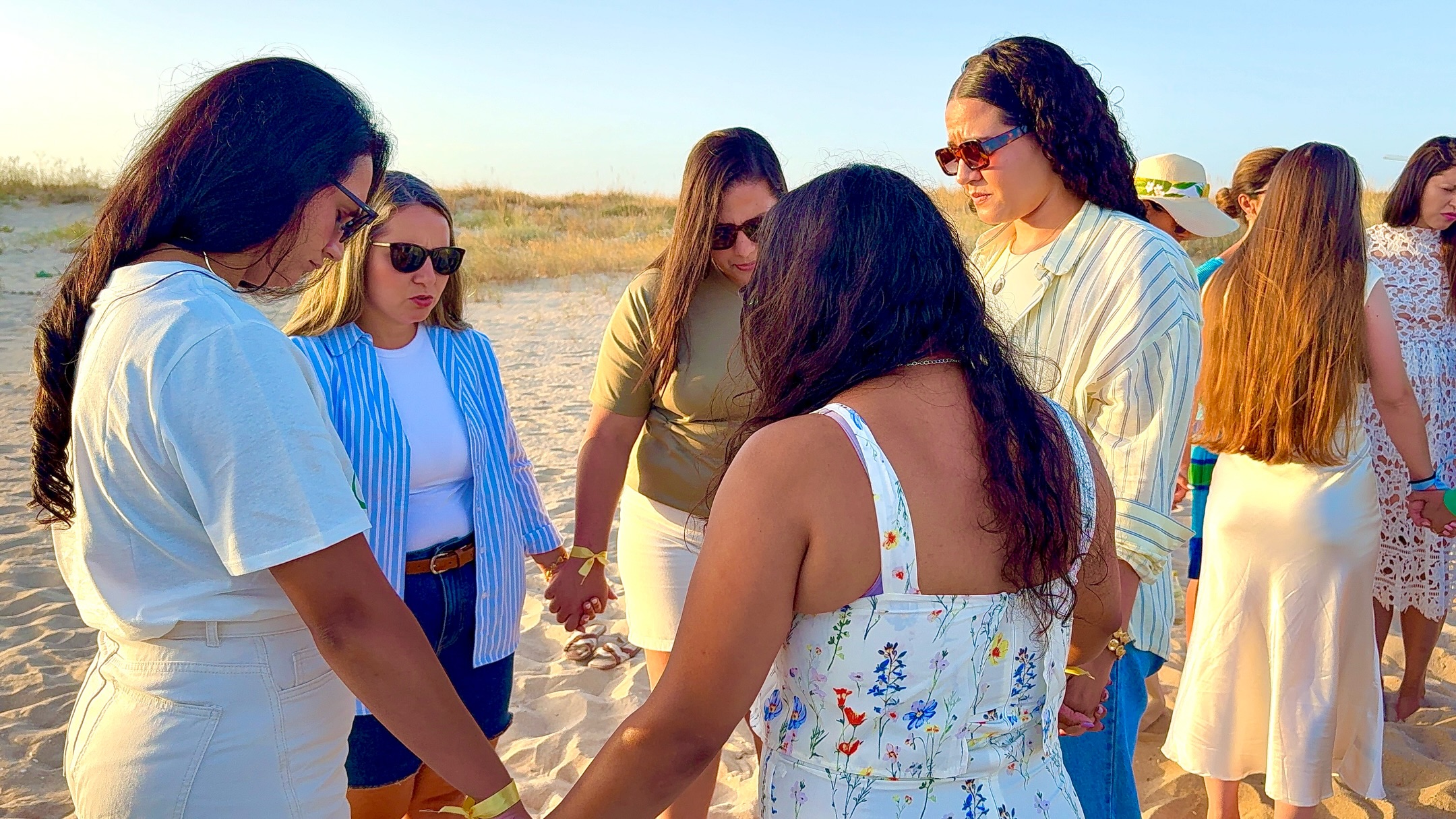 Mulheres em comunhão no Sunset Shine de Portimão