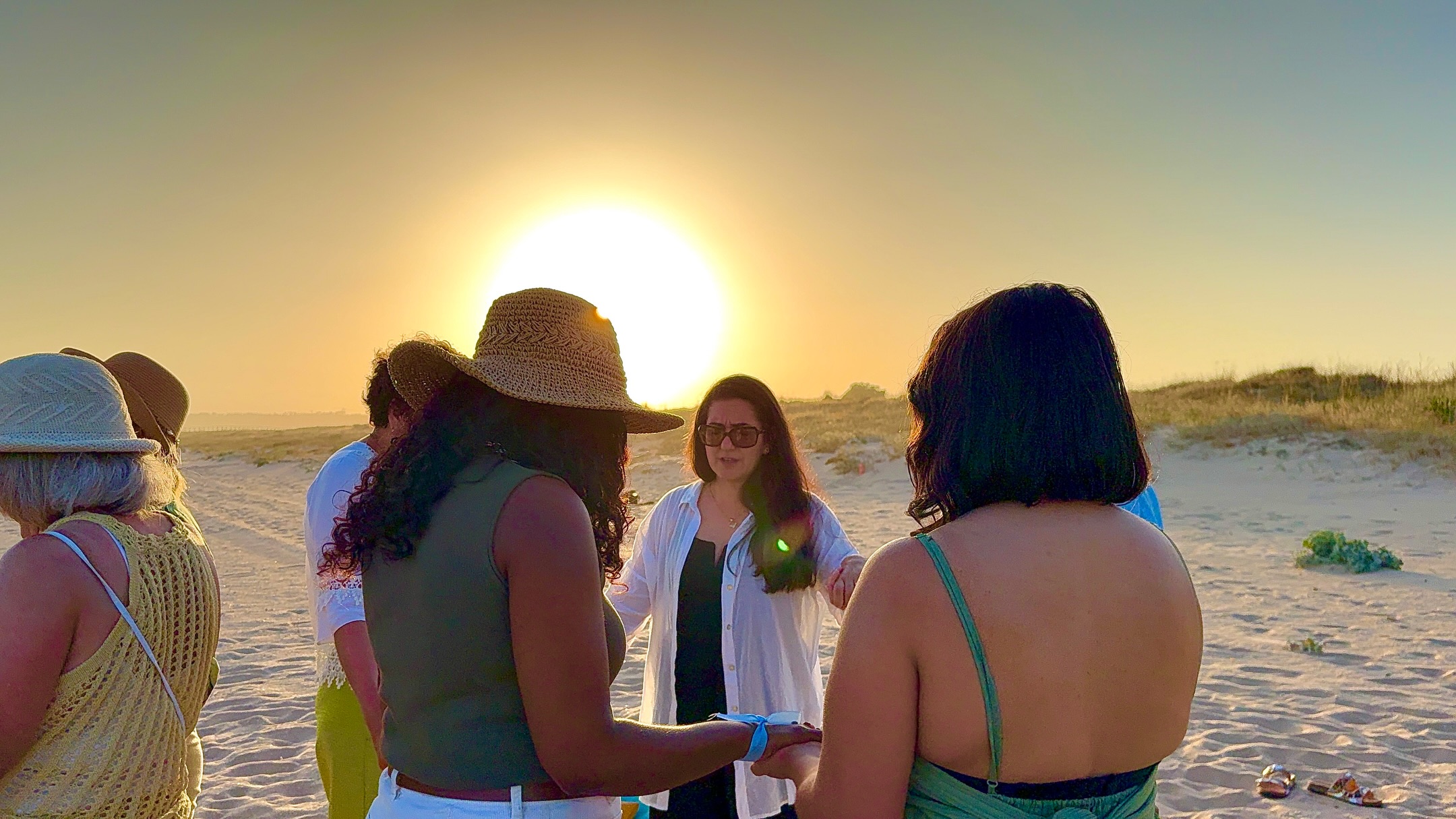 Mulheres em comunhão no Sunset Shine de Portimão