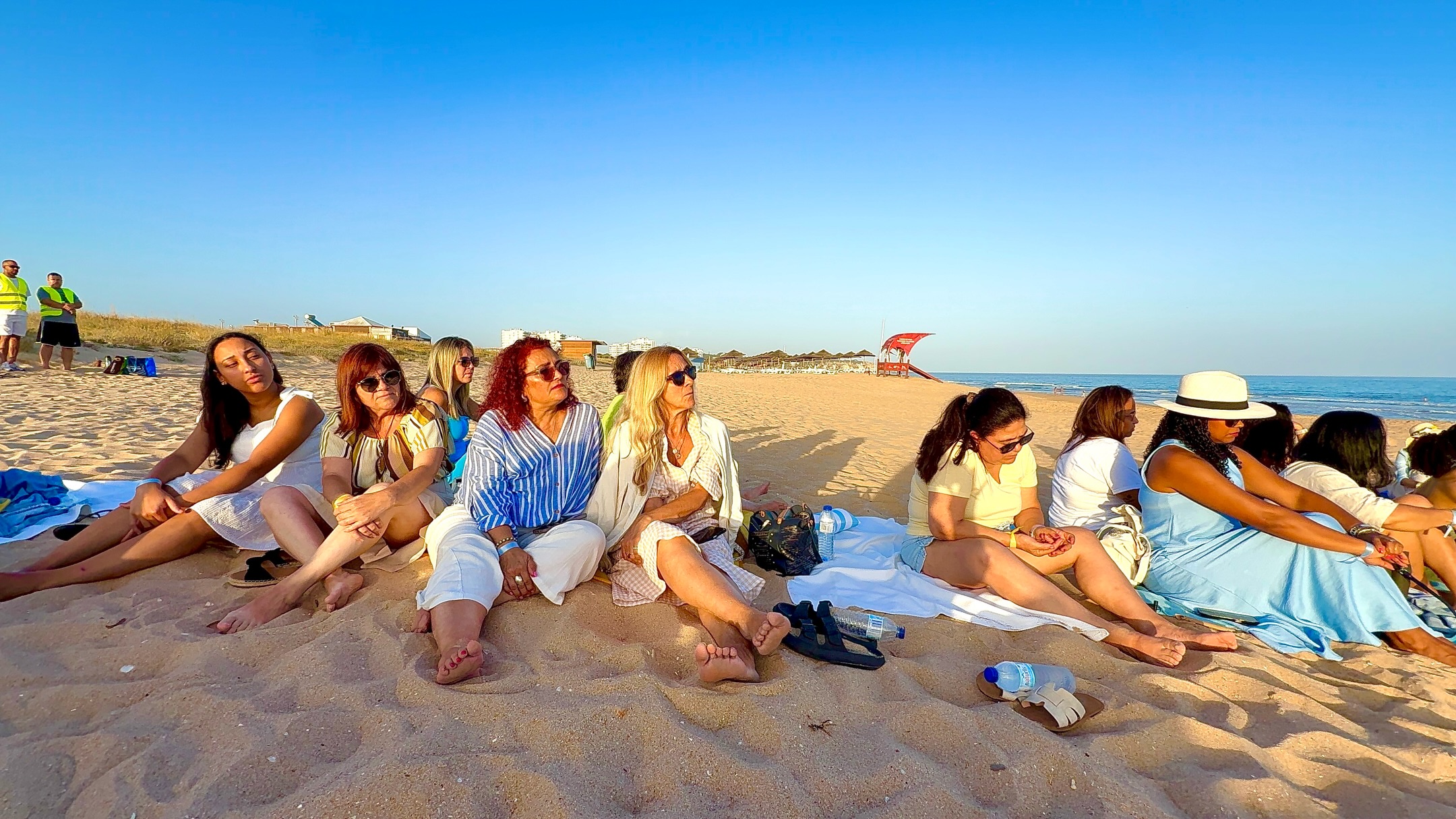 Mulheres em comunhão no Sunset Shine de Portimão
