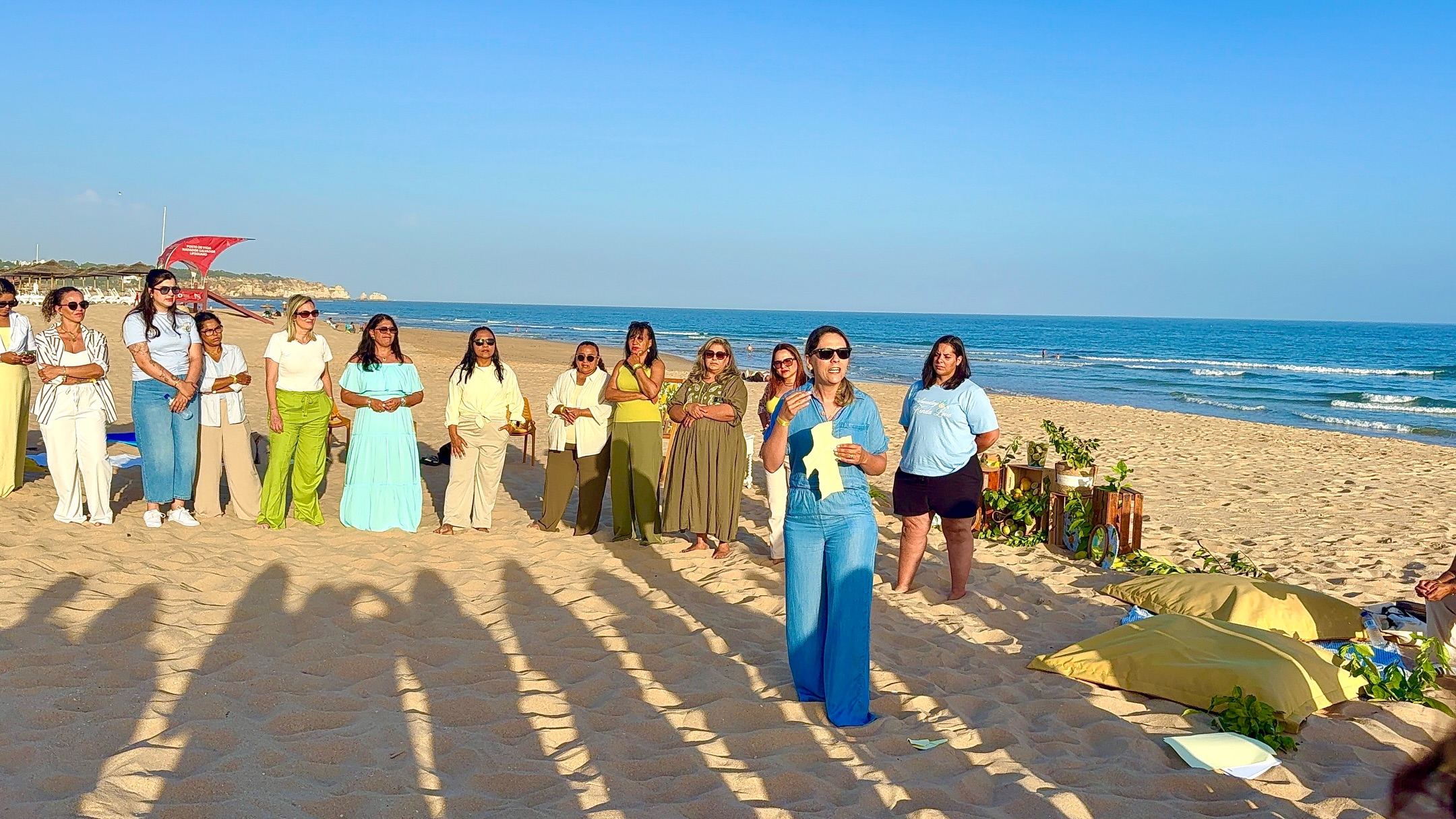 Mulheres em comunhão no Sunset Shine de Portimão