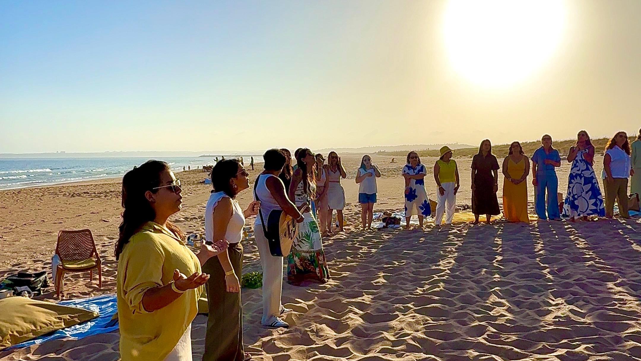 Mulheres em comunhão no Sunset Shine de Portimão