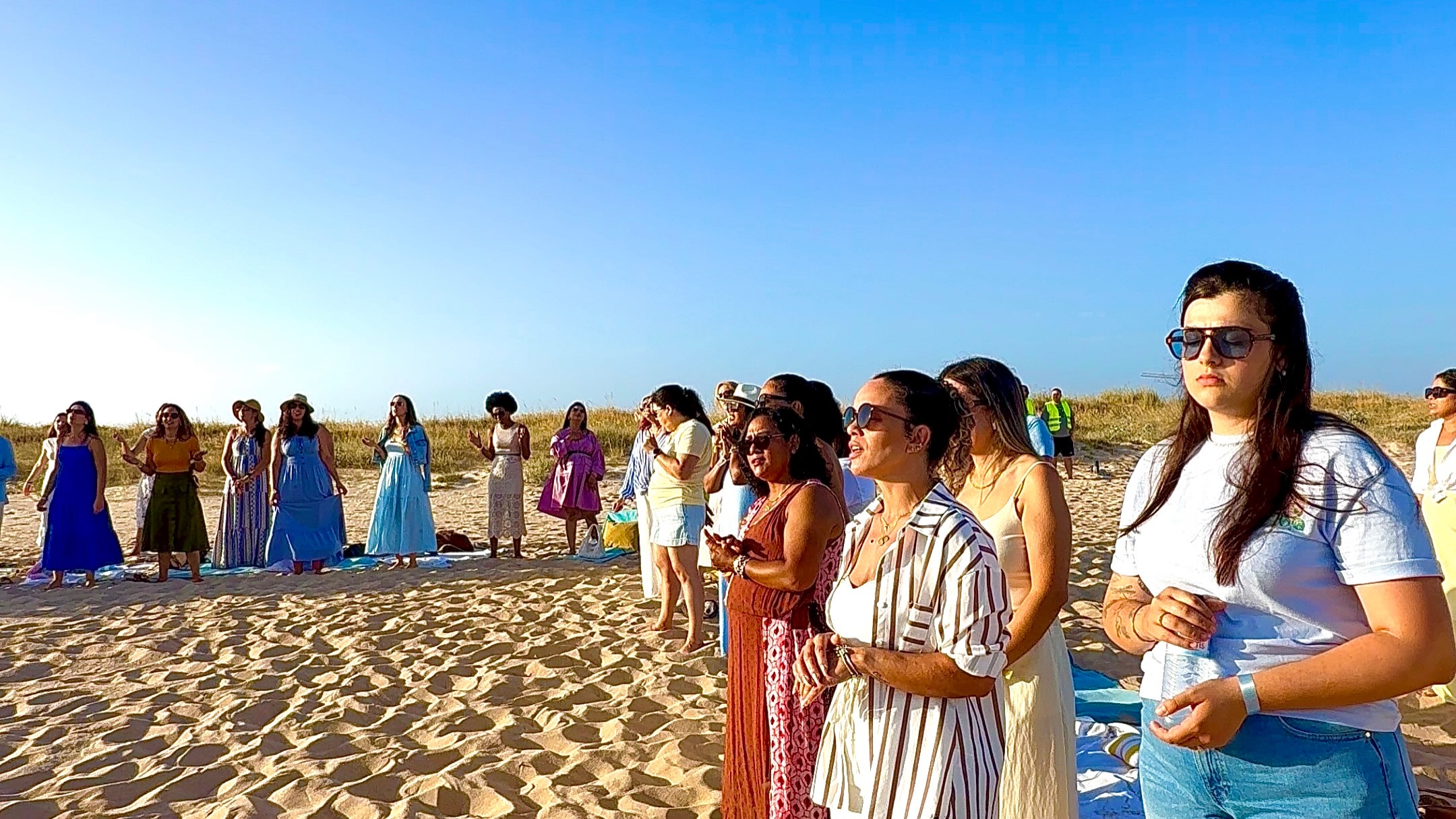 Mulheres em comunhão no Sunset Shine de Portimão