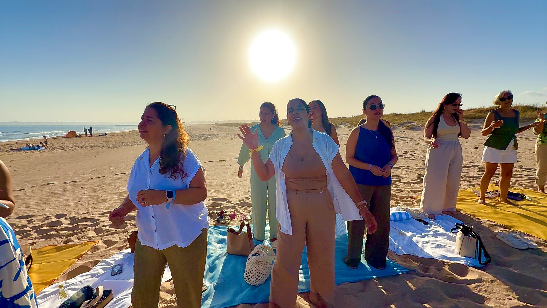 Mulheres em comunhão no Sunset Shine de Portimão
