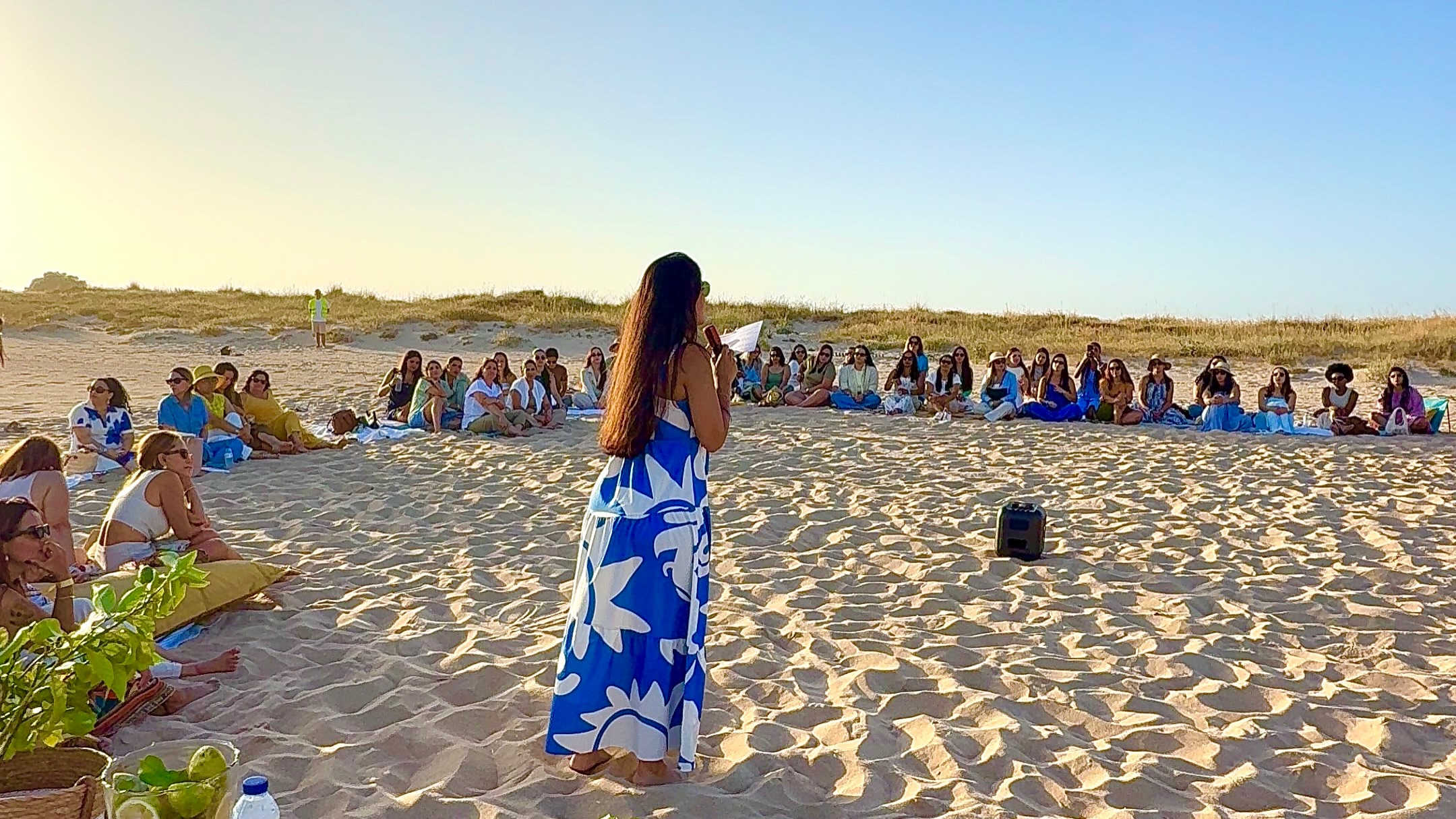 Mulheres em comunhão no Sunset Shine de Portimão